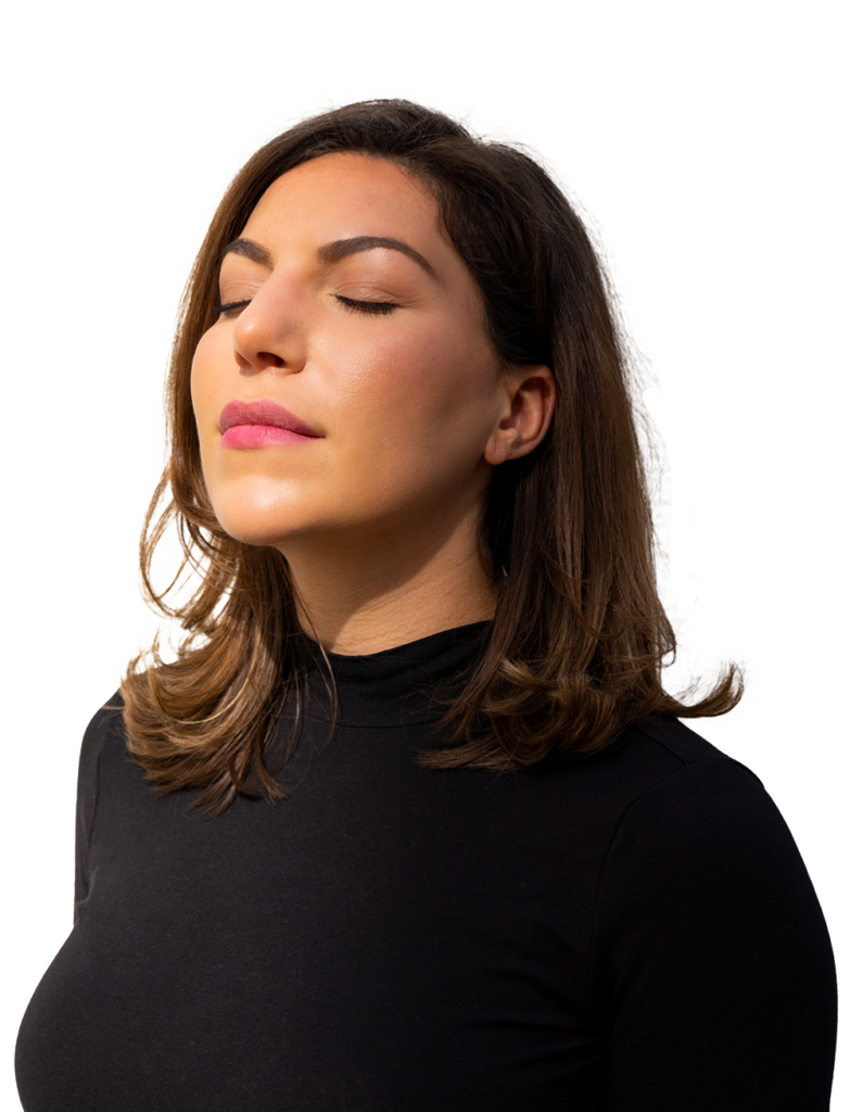 Melina Vassilas bei einer Embodiment-Übung: Somatische Zentrierung und Regulation über Körperfeedback im Stehen.